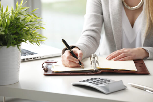 Vrouw maakt een planning en een lijst met goede voornemens voor het nieuwe jaar