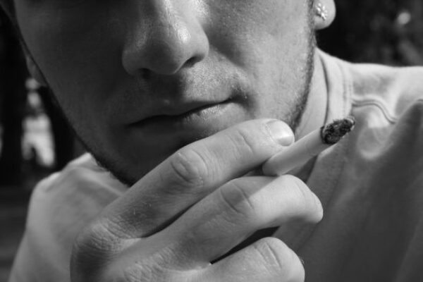 Aandeel rokers onder hoogopgeleiden daalt