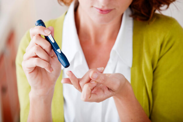 Een vrouw test op diabetes.
