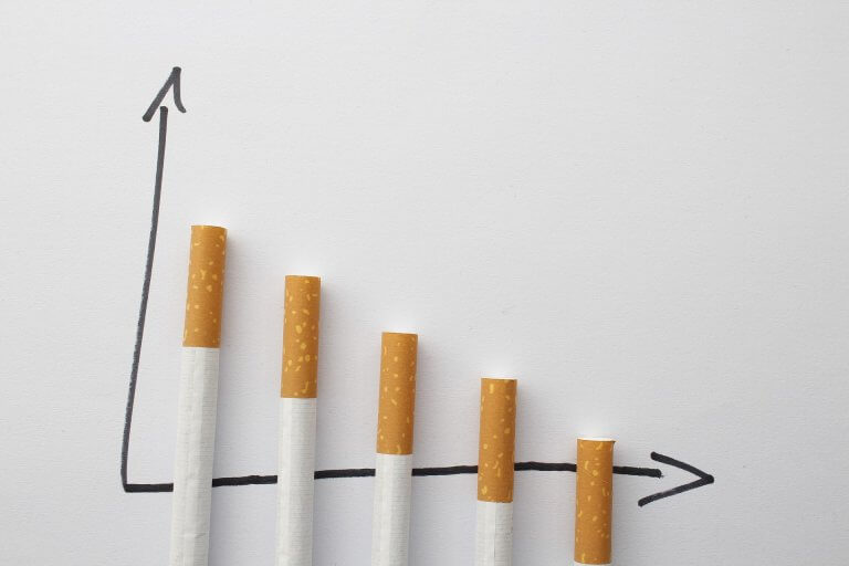 grafiek die het afbouwen als stopmethode weergeeft door sigaretten in een dalende lijn te leggen