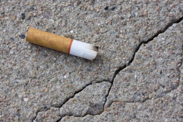 buitenlandse sigaret op straat als effect van prijsverhoging