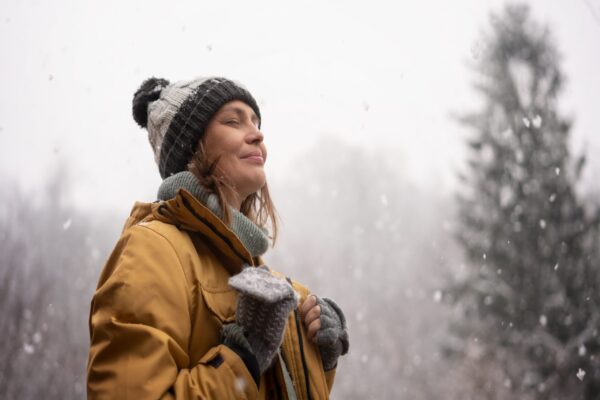 Vrouw die van haar winteractiviteit geniet als afleiding