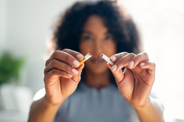 vrouw vraagt zich af wat er gebeurt nu ze is gestopt met roken