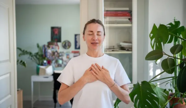 Vrouw voelt zich beter na een medische ingreep doordat ze is gestopt met roken.