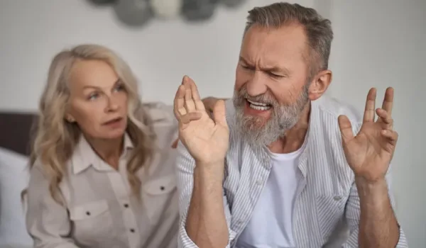Man met een slecht humeur na het stoppen met roken.