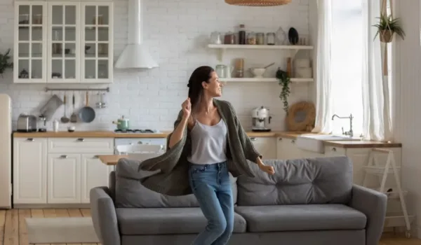 Vrouw vol energie door het herstel na de eerste rookrvrije maand